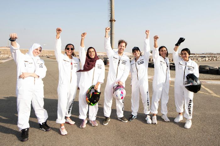 Ini alasan mulia Sebastian Vettel pilih balapan gokart dengan beberapa wanita lokal jelang F1 Arab Saudi 2021