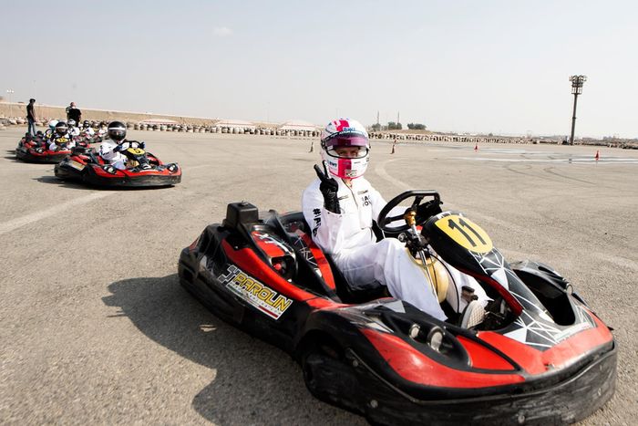 Ini alasan mulia Sebastian Vettel pilih balapan gokart dengan beberapa wanita lokal jelang F1 Arab Saudi 2021