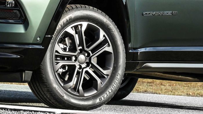 Jeep Compass 80th Aniversary Edition mendapat pelek 18 inci warna Granite Crystal 