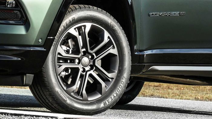 Jeep Compass 80th Aniversary Edition mendapat pelek 18 inci warna Granite Crystal