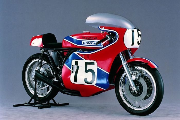 Honda CB750 rakitan 1973 yang menggunakan 'Red White Blue' alias Tricolore RWB.