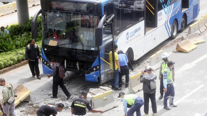 Operasional ratusan bus Transjakarta dihentikan sementara