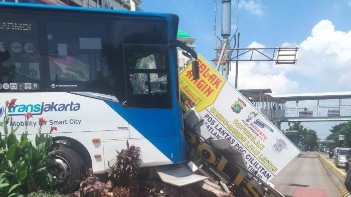 Sebuah bus Transjakarta menabrak pos polisi di Koridor 5 jurusan Pusat Grosir Cililitan (PGC)-Harmoni.