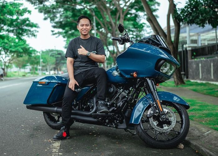 Youtuber kondang Indonesia, Doni Salmanan lelang satu unit Harley-Davidson Road Glide 2021 buat bantu korban bencana Gunung Semeru, Jawa Timur dan Banjir di Garut, Jawa Barat.