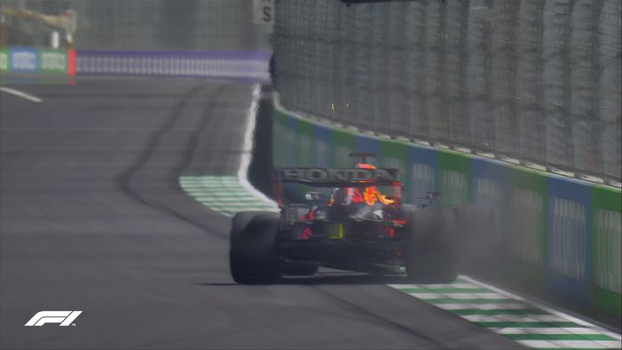 Max Verstappen kala menabrak dinding pembatas tikungan terakhir sirkuit Jeddah di sesi kualifikasi. 