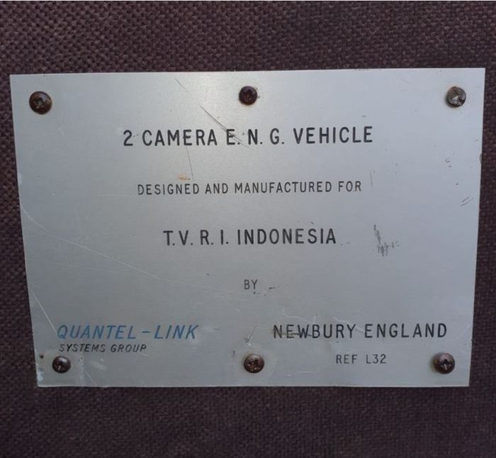 Peneng sertifikatLand Rover Defender 110 tahun 1989 eks TVRI 