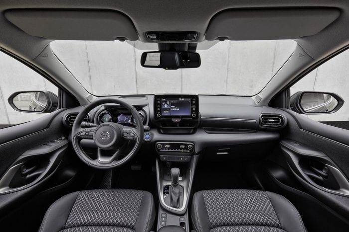 Interior Mazda2 Hybrid yang juga berbagi dengan Toyota Yaris Hybrid.