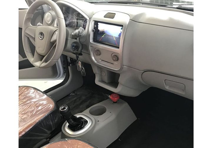 tampilan interior mobil listrik Cnev Rover, tampak luas dengan warna beige cerah