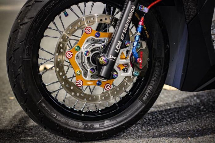 Kaki depannya mendapatkan upgrade total yang sangar