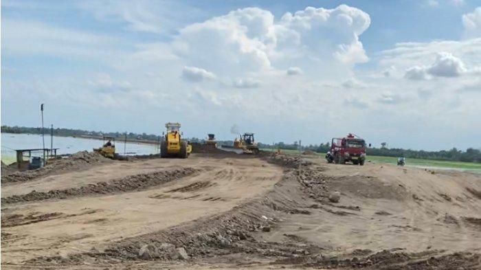 Pengerjaan proyek jalan tol Semarang-Demak di Demak.