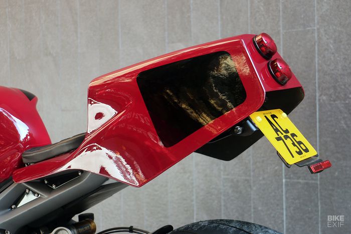 Buntutnya dipasangi stoplamp bergaya lawas