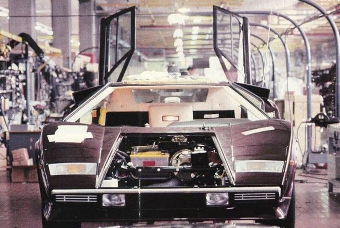 Proses produksi Lamborghini Countach.