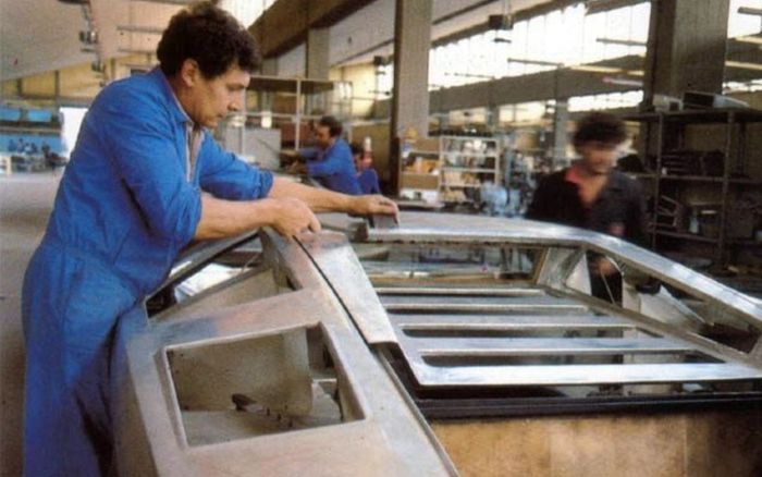 Proses pemasangan panel bodi Lamborghini Countach.