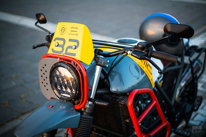 Tampang depannya dibuat bergaya lawas