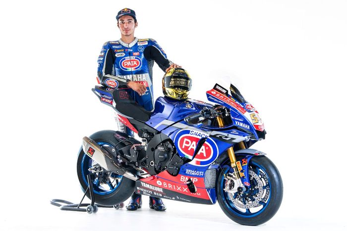 Toprak Razgatlioglu bersama replika motor balap Yamaha R1 spek WorldSBK