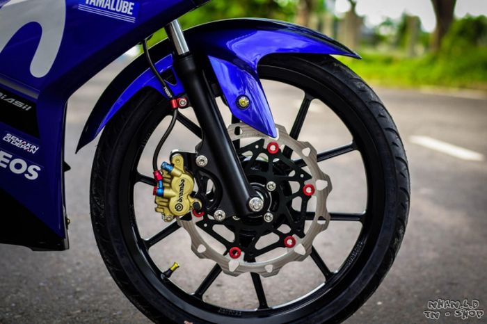 Pelek pakai Daytona dan pengereman memakai Brembo dan Braketech