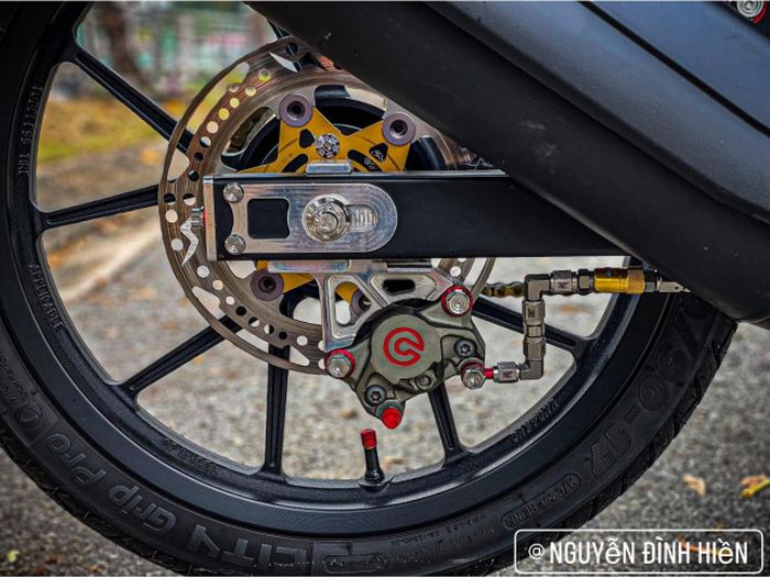 Rem belakang memakai master dan kaliper Brembo