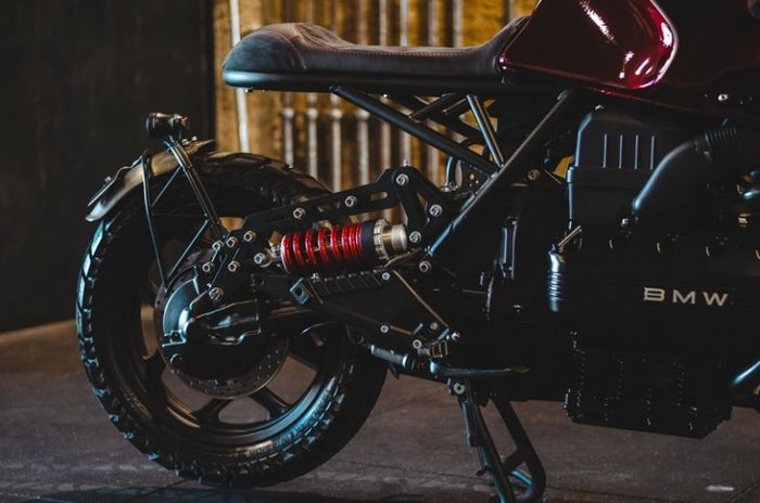 Suspensi belakang memakai shock Ducati dengan bracket atau mounting kustom