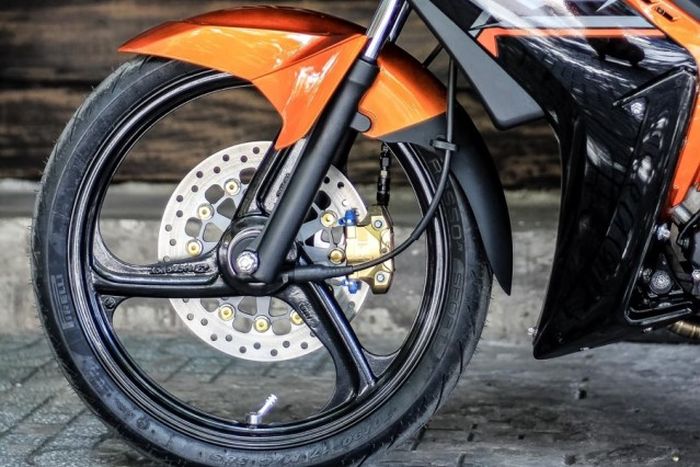 Pelek pakai model palang tiga dan dapat pengereman istimewa