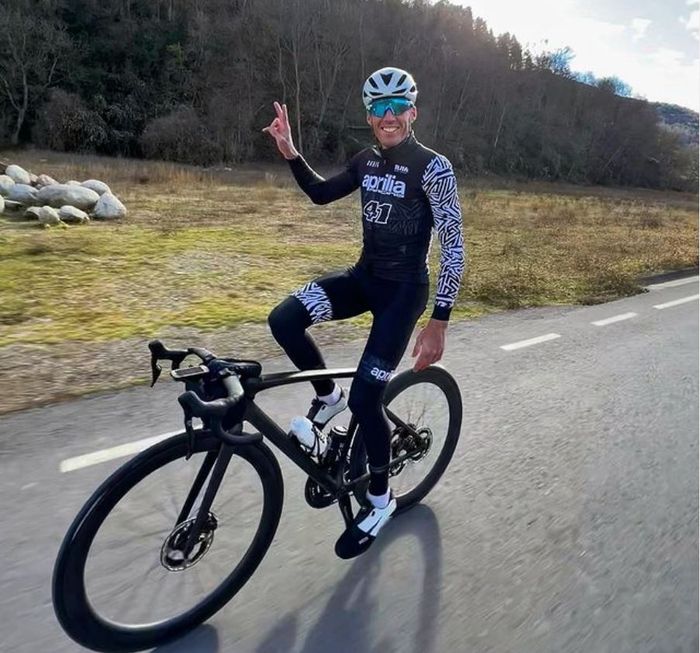 Aleix Espargaro saat bersepeda dan menjadi rencananya jika dibuang Aprilia akan jadi atlet Sepeda