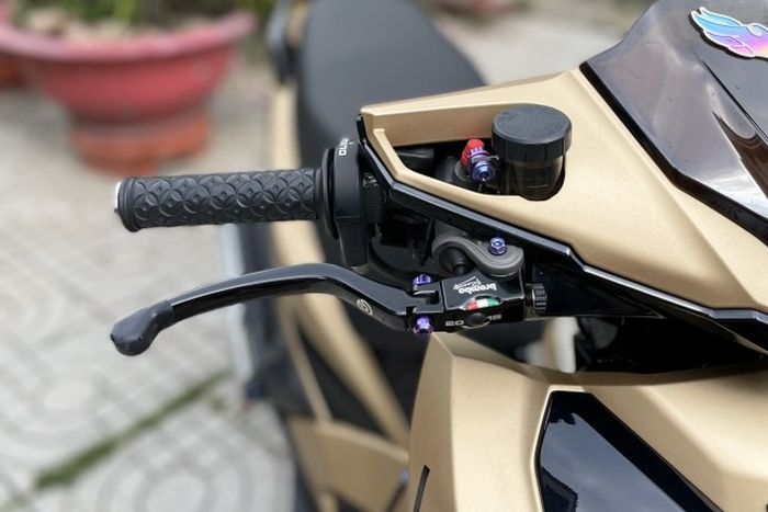 Master rem pakai Brembo dan disandingkan dengan gas spontan Domino