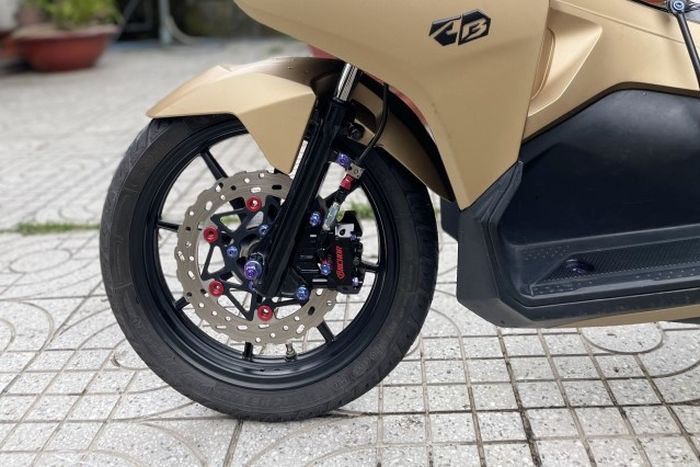 Kaki-kaki mendapat pelek RCB dan pengereman mewah