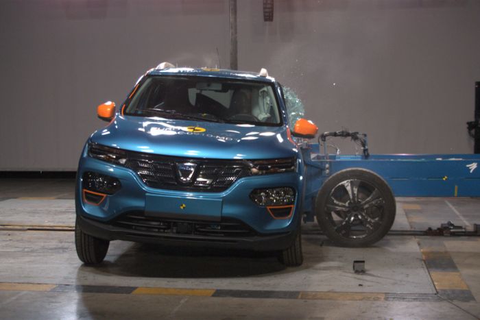 Dacia Spring saat pengetesan tabrak samping.