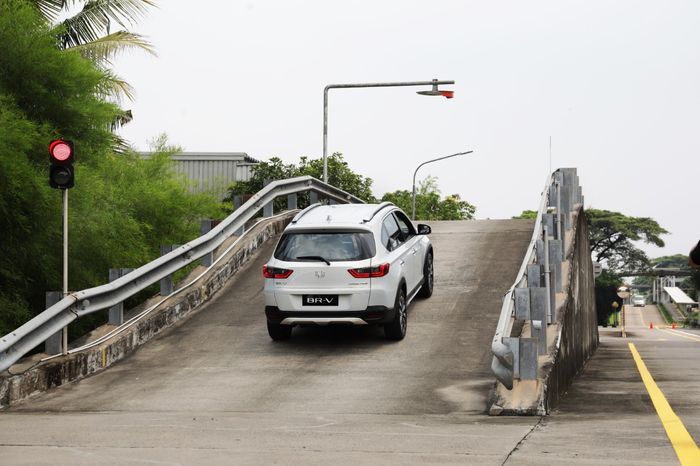 All New Honda BR-V dijajal di sirkuit tertutup di kawasan pabrik Honda di Karawang (29/11)