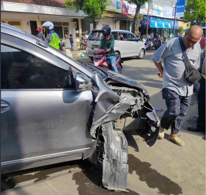 Fender kanan depan Toyota Avanza ringsek adu banteng dengan Daihatsu Ayla
