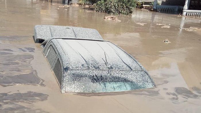 Kondisi Toyota Hilux Relawan SAR UNS Solo sebelum terkubur seluruhnya akibat banjir lahar dingin gunung Semeru, (7/12/21)