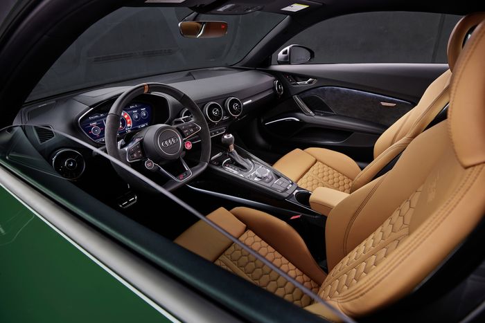 Interior Audi TT RS Heritage Edition warna Malachite Green.