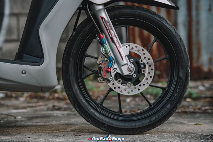 Pelek pakai produk aftermarket dan rem diupgrade pakai Brembo