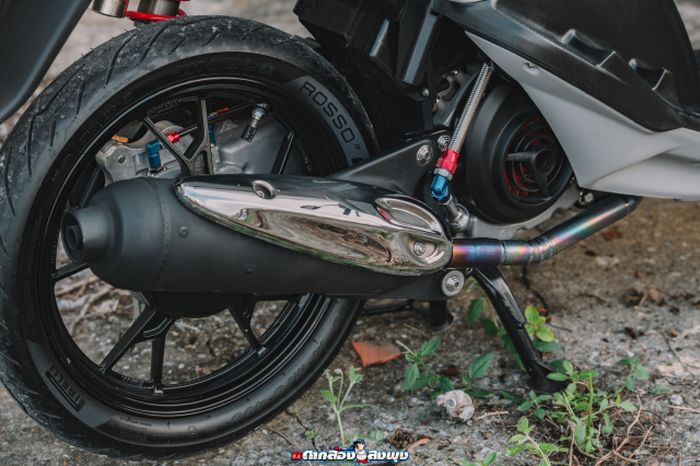 Sektor mesin hanya mendapat leher knalpot titanium