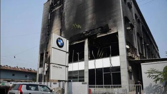 Gedung dealer resmi BMW Mumbai yang terbakar.