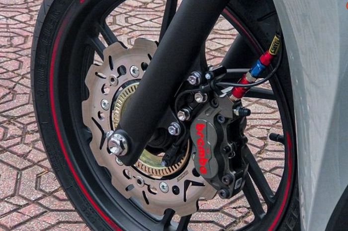 Kaki depan mendapat upgrade pengereman saja