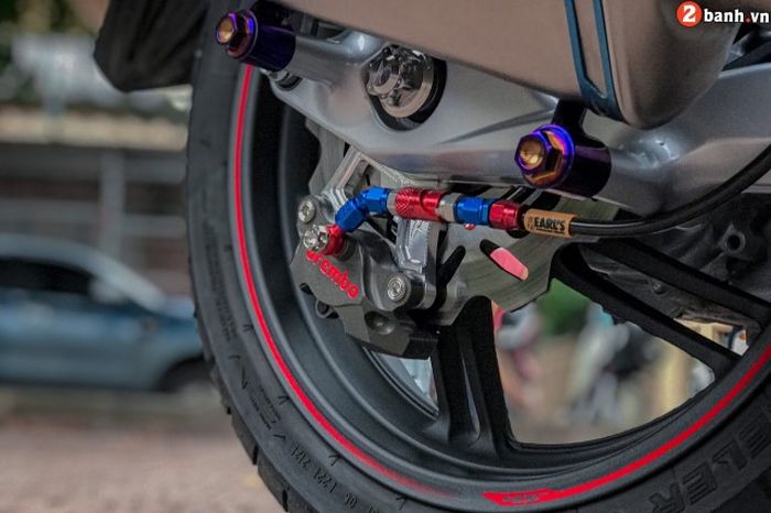 Rem belakang pakai kaliper Brembo dua piston