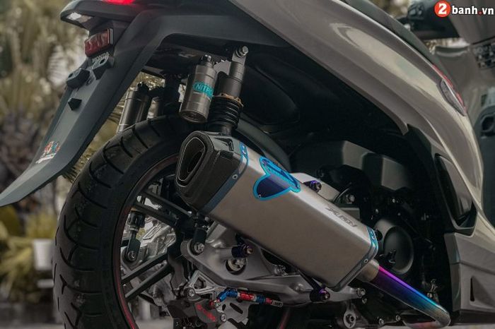 Suspensi belakang pakai Nitron dan mesinnya dipasangi knalpot Termignoni