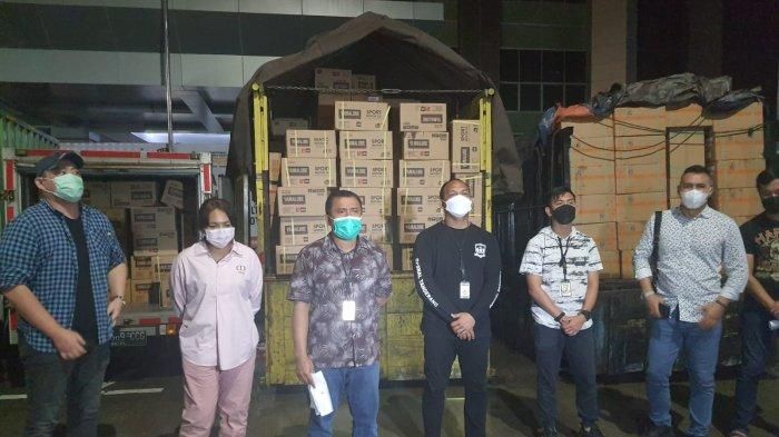Polisi berhasil melakukan penggerebekan gudang oli palsu di Kampung Cilongok, di Jalan Raya Pasar Kemis, Desa Sukamantri, Kecamatan Pasar Kemis, Kabupaten Tangerang, Jumat (10/12/2021) tengah malam. (Istimewa)