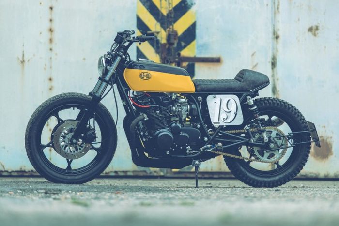 Tampilannya unik berkat unsur cafe racer di joknya