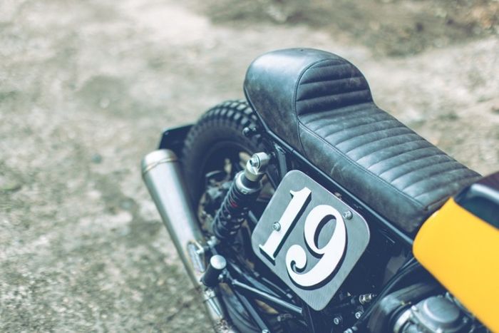 Subframe dirombak dan dipasangi jok ala cafe racer serta number plate khas flat tracker