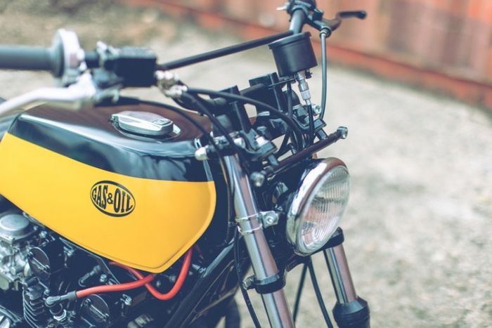 Tangki pakai punya Yamaha XS400 yang dipadukan dengan kokpit minimalis