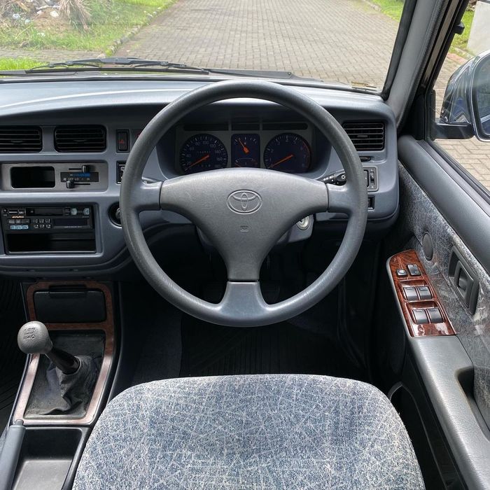 Interior Toyota Kijang Krista 2.0 EFI MT 2000 kondisi antik