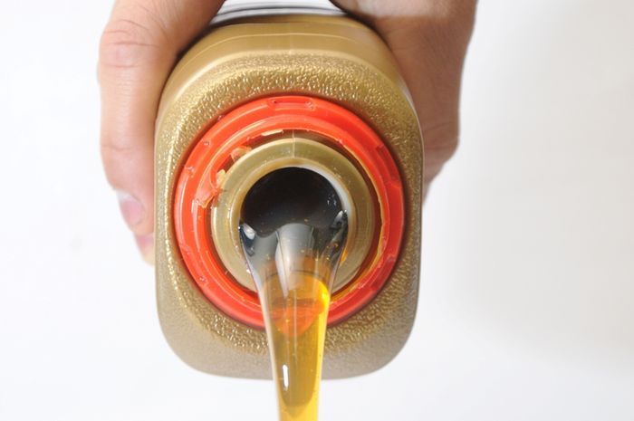 Ilustrasi oli motor. 