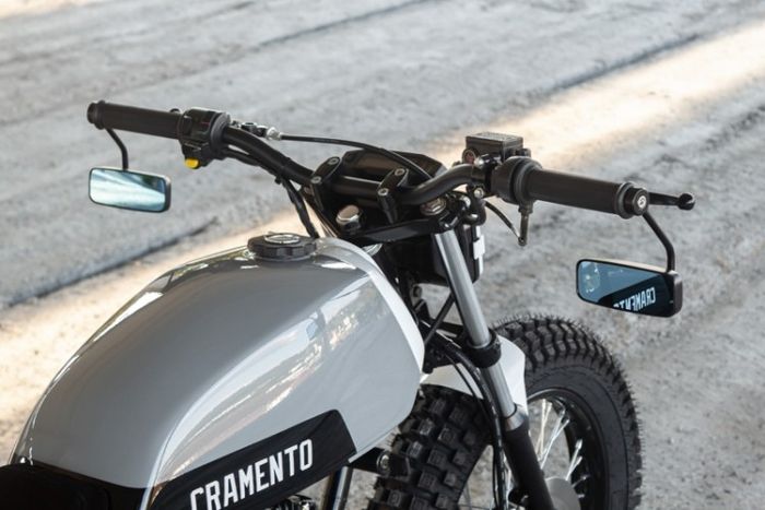 Tangki kustom dipadukan dengan kokpit minimalis