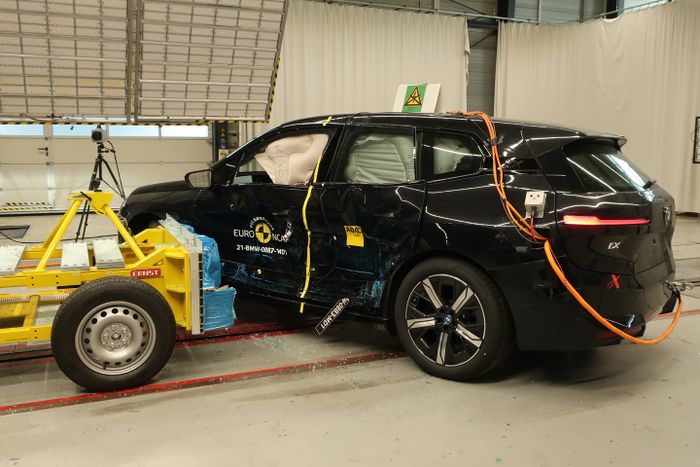 BMW iX setelah tes tabrak samping.