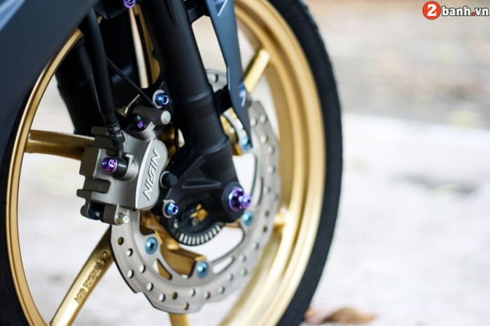 Pelek diganti dengan produk RCB dan pengereman memakai kaliper Nissin Samurai