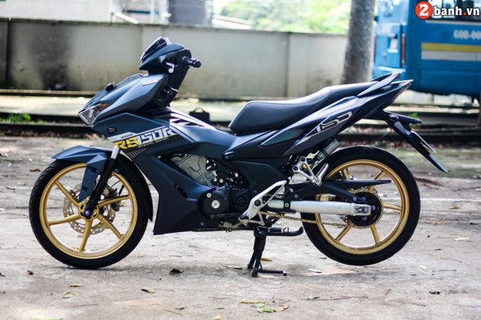 Swingarm diganti dengan model yang lebih kekar dan dipadukan dengan shock Red Leo