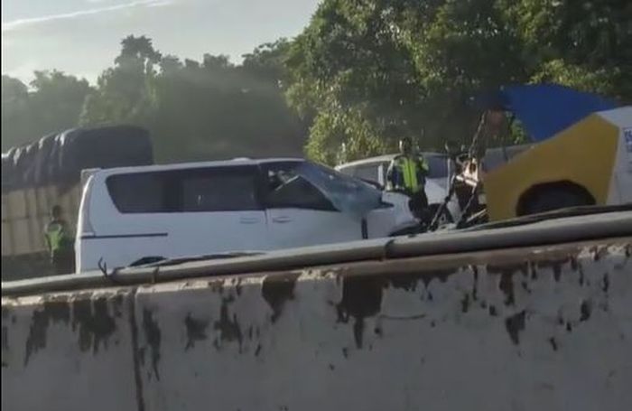 Nissan Serena kecelakaan di tol Jakarta -Cikampek KM 54, (12/12/21)