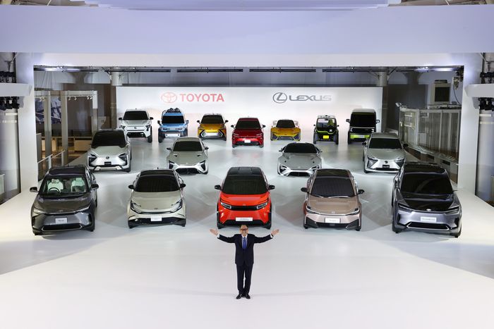Akio Toyoda bersama mobil-mobil listrik baterai masa depan Toyota dan Lexus.