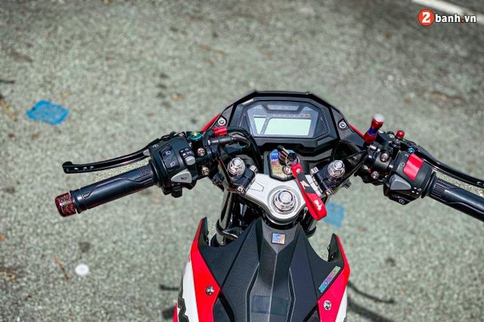 Tampilan kokpitnya masih cukup standar tapi diberi saklar-saklar baru